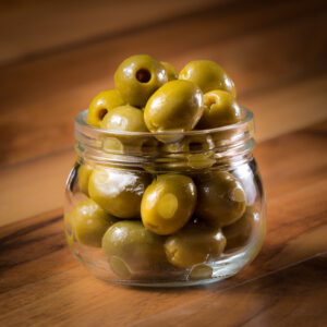 grüne marokkanische Oliven entsteint